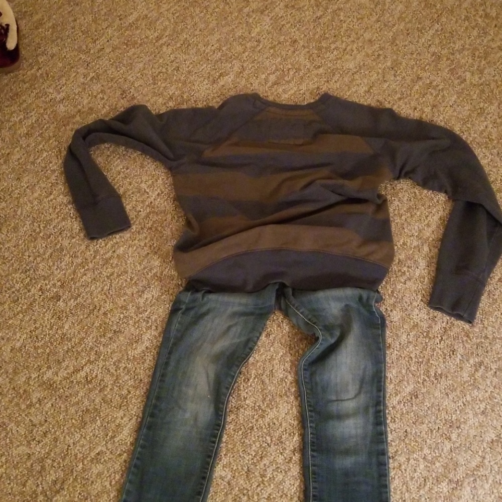 Sweatshirt - Picture 2 of 4